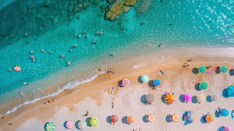 Ce village enchanteur de la Côte d'Azur, célèbre pour sa plage emblématique, est la destination idéale pour des escapades estivales inoubliables.