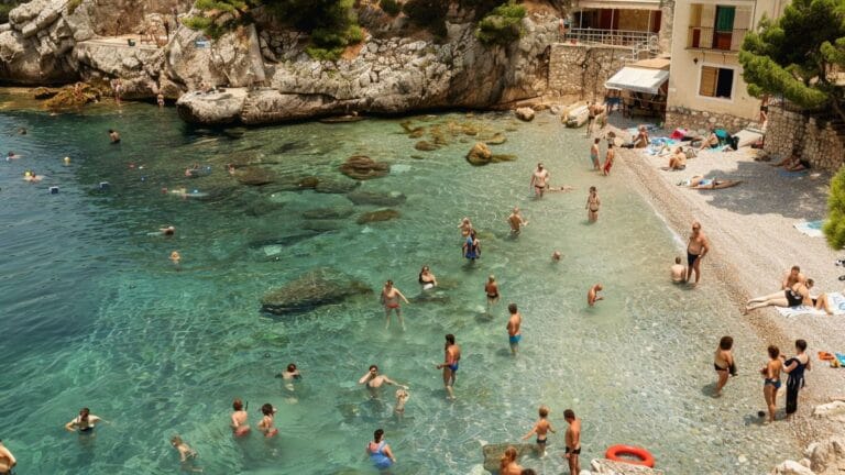 Cette plage de galets marseillaise, distinguée par le label "Pavillon Bleu", souffre d'une affluence populaire accrue.
