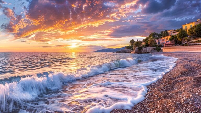 Découvrez ce charmant village de la Côte d'Azur, avec sa plage légendaire, idéal pour des vacances estivales inoubliables.