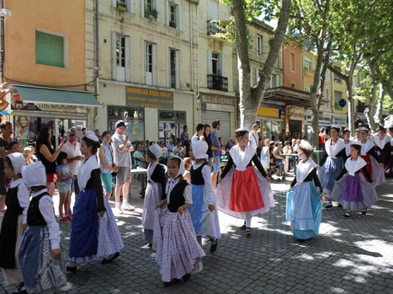 découvrez saint éloi à châteaurenard, un lieu empreint de charme et d'histoire. profitez de ses paysages pittoresques, de ses traditions culturelles et de ses événements vibrant tout au long de l'année.