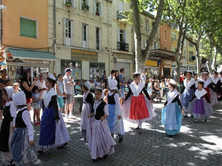 découvrez saint éloi à châteaurenard, un lieu empreint de charme et d'histoire. profitez de ses paysages pittoresques, de ses traditions culturelles et de ses événements vibrant tout au long de l'année.
