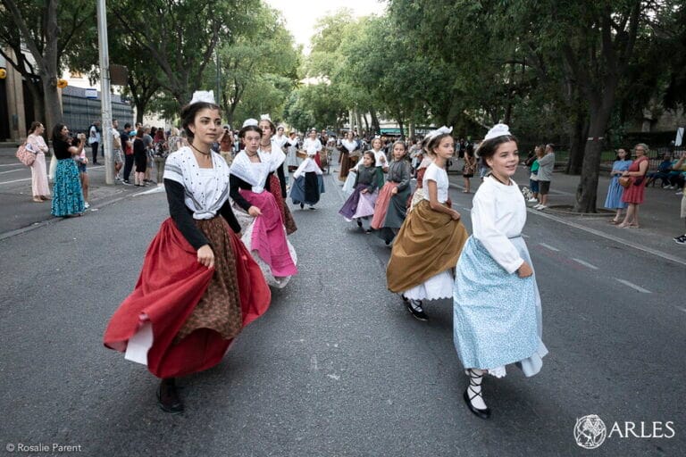 découvrez la fête du costume à arles, un festival vibrant où tradition et créativité s'entremêlent. assistez à des défilés colorés, admirez des costumes inspirés de l'histoire et plongez dans l'ambiance festive de cette célébration unique en son genre.