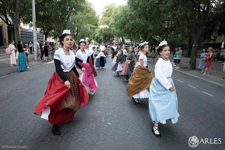 découvrez la fête du costume à arles, un festival vibrant où tradition et créativité s'entremêlent. assistez à des défilés colorés, admirez des costumes inspirés de l'histoire et plongez dans l'ambiance festive de cette célébration unique en son genre.