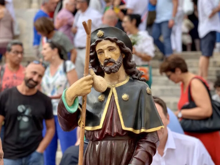 venez célébrer la fête de saint roch, une tradition festive et spirituelle qui réunit la communauté dans une ambiance chaleureuse. découvrez les activités, les processions et les événements culturels qui rendent hommage à ce saint protecteur, tout en profitant de moments inoubliables en famille et entre amis.