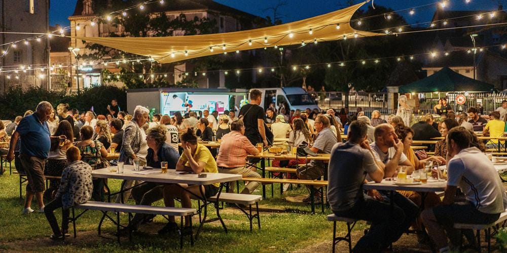 découvrez la magie de la nuit du petit saint jean, une célébration traditionnelle marquée par des feux de joie, des chants et des danses, où les communautés se rassemblent pour honorer le solstice d'été et partager des moments chaleureux et festifs.
