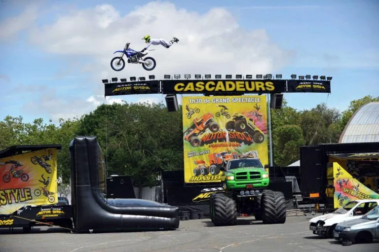 découvrez l'univers spectaculaire des cascadeurs à travers notre show époustouflant ! acrobaties, effets spéciaux et adrénaline sont au rendez-vous pour une expérience inoubliable. rejoignez-nous pour vivre des performances à couper le souffle !