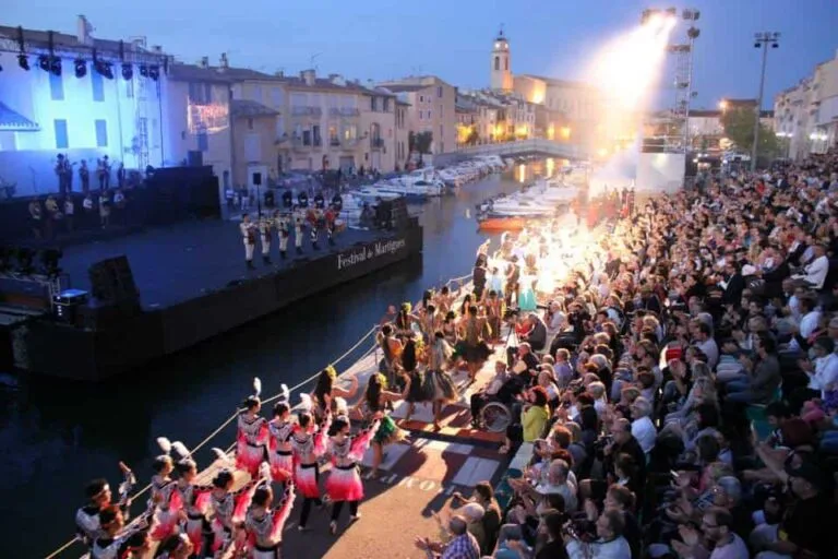 découvrez le festival de musique à martigues, une expérience vibrante au cœur de la culture méditerranéenne. profitez de la diversité des genres musicaux, d'artistes talentueux et de spectacles en plein air, le tout dans un cadre enchanteur. ne manquez pas cet événement incontournable qui célèbre la passion de la musique et l'esprit festif de la région!