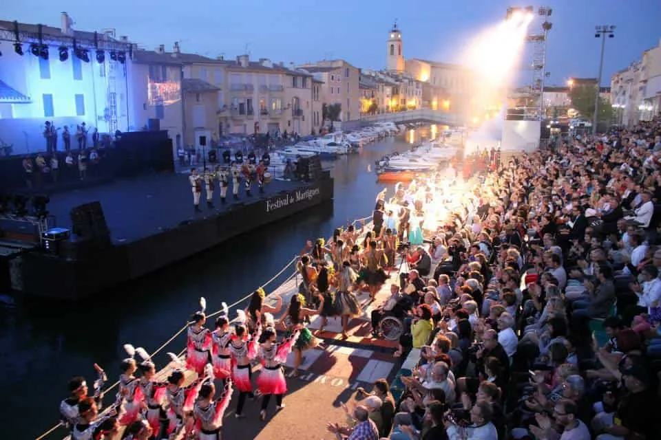 découvrez le festival de musique à martigues, une expérience vibrante au cœur de la culture méditerranéenne. profitez de la diversité des genres musicaux, d'artistes talentueux et de spectacles en plein air, le tout dans un cadre enchanteur. ne manquez pas cet événement incontournable qui célèbre la passion de la musique et l'esprit festif de la région!