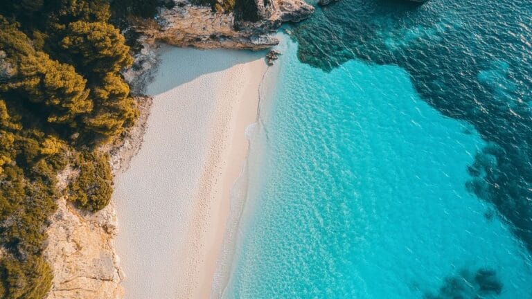 Sur la Côte d’Azur, un archipel enchanteur évoque les paysages idylliques des Caraïbes.