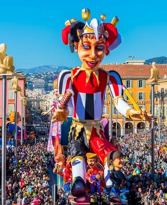 découvrez le carnaval de nice, l'un des événements les plus emblématiques de la côte d'azur. plongez dans une atmosphère festive avec des parades colorées, des chars spectaculaires, des spectacles de rue et des concerts. vivez la magie de cette célébration riche en traditions et en créativité, où la joie et les éclats de rire résonnent à chaque coin de rue.